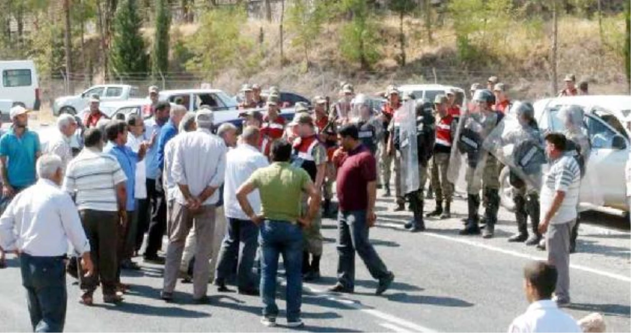 Şanlıurfa\'da Çiftçilerden Yol Kapatma Eylemi