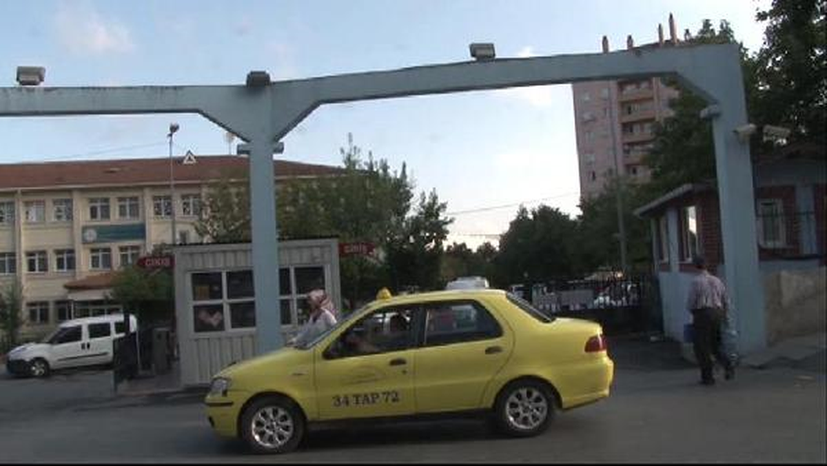 Seyrantepe\'deki Polis Lojmanlarında Operasyon Kapsamında Arama Yapıldı