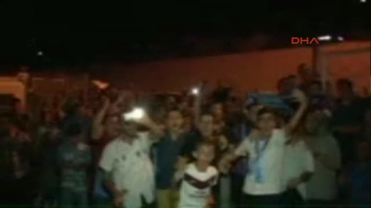 Trabzonsporlu Taraftarlar Coşkuyla Cardozo\'yu Bekliyor