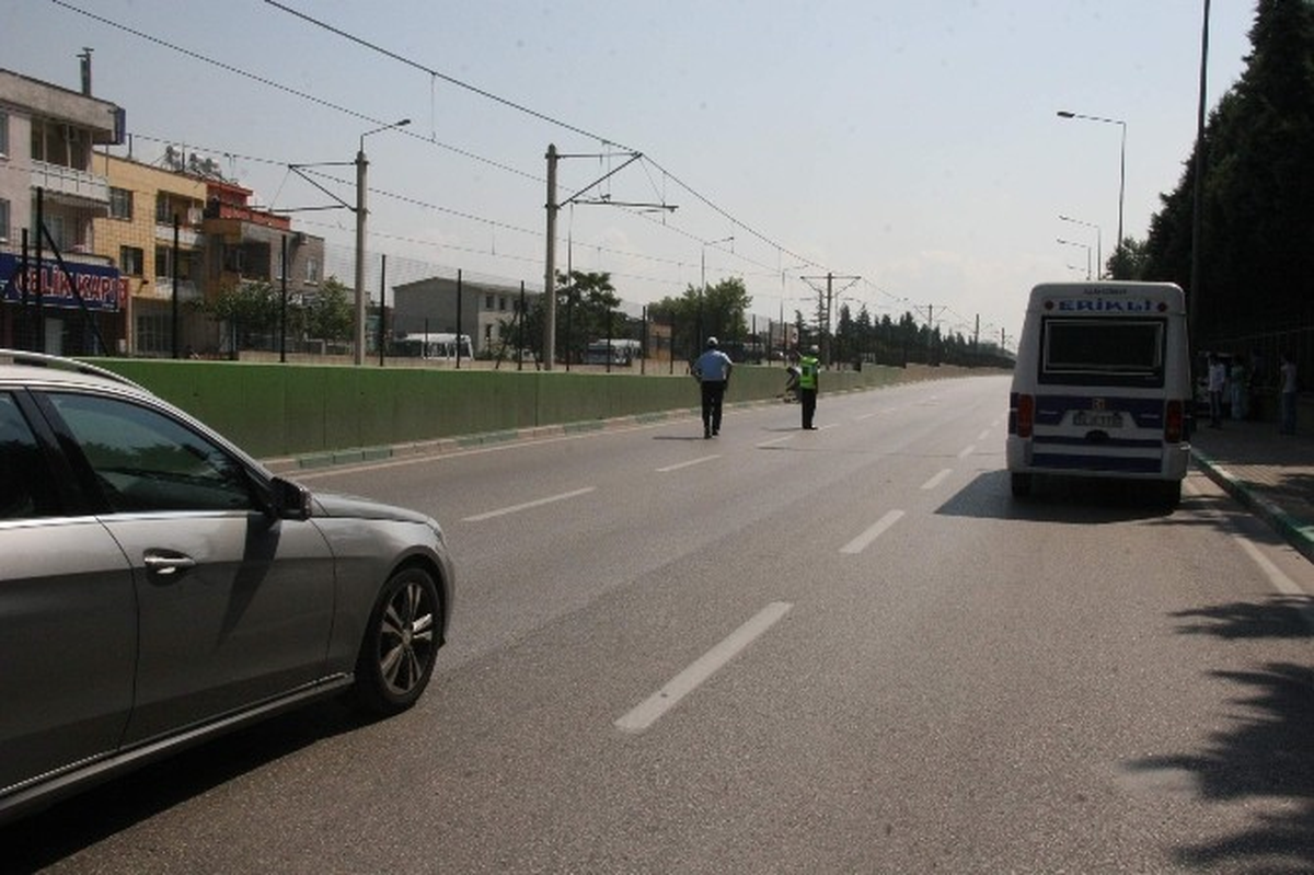 Bursa\'da Trafiği Durdurup Yolda Mahsur Kalan Kediyi Kurtardı