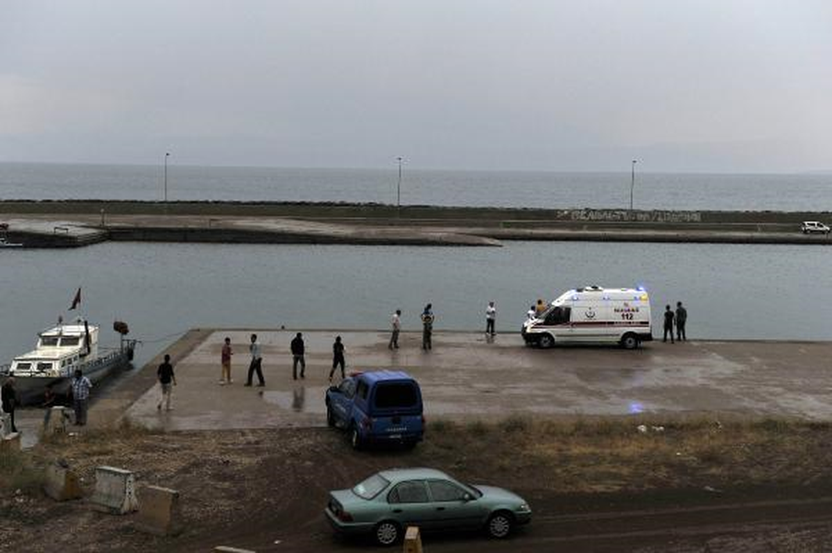 Van Gölü\'nde Tekne Battı, 3 Kişi Son Anda Kurtarıldı