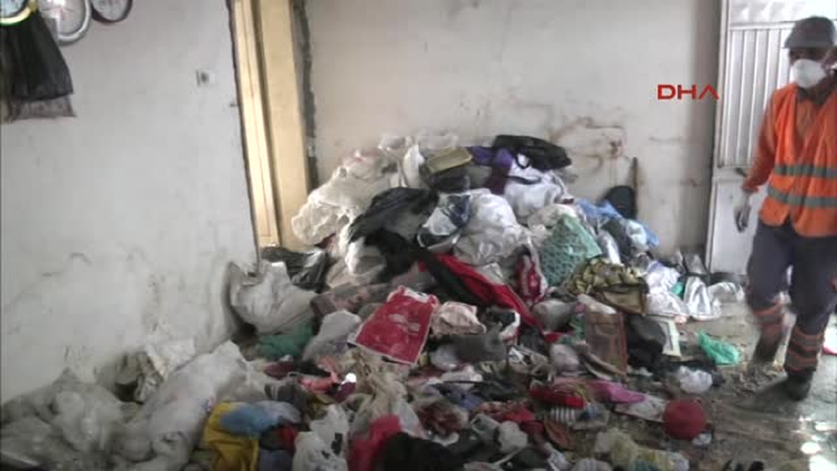 Yaşlı Adamın Evinden 3 Traktör Çöp Çıktı