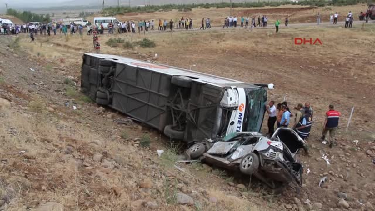 Yolcu Otobüsü Çarptığı Otomobille Şarampole Yuvarlandı 33 Yaralı