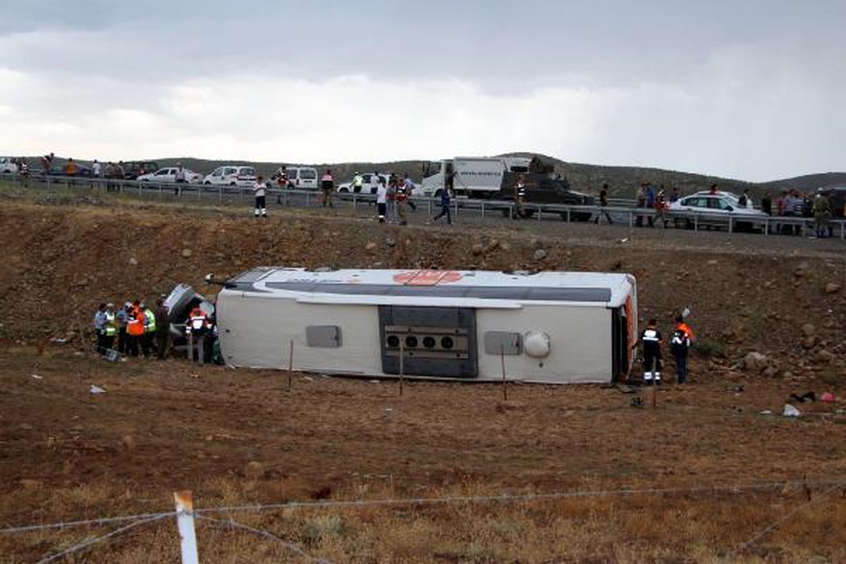 Yolcu Otobüsü Çarptığı Otomobille Şarampole Yuvarlandı: 33 Yaralı