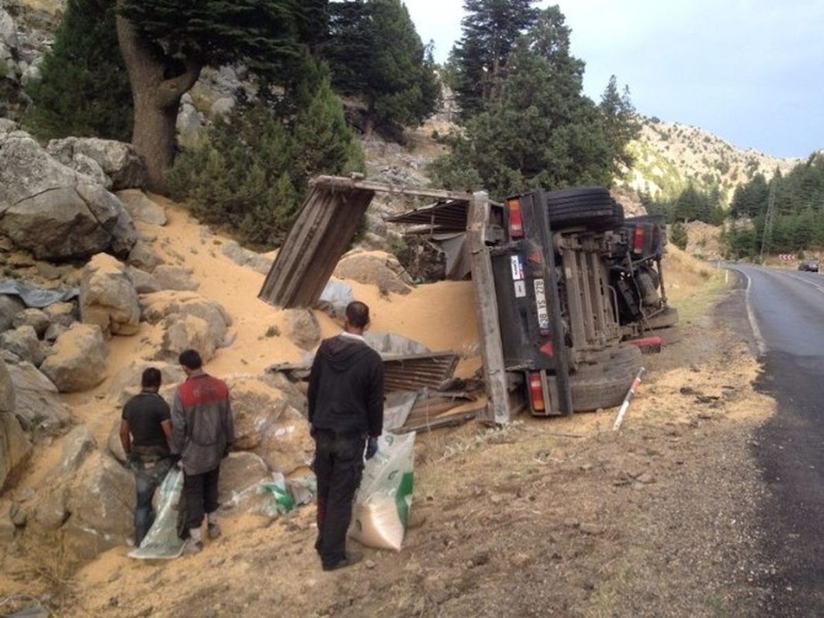 Kahramanmaraş\'ta Yoldan Çıkan Tır Yan Yattı: 1 Yaralı