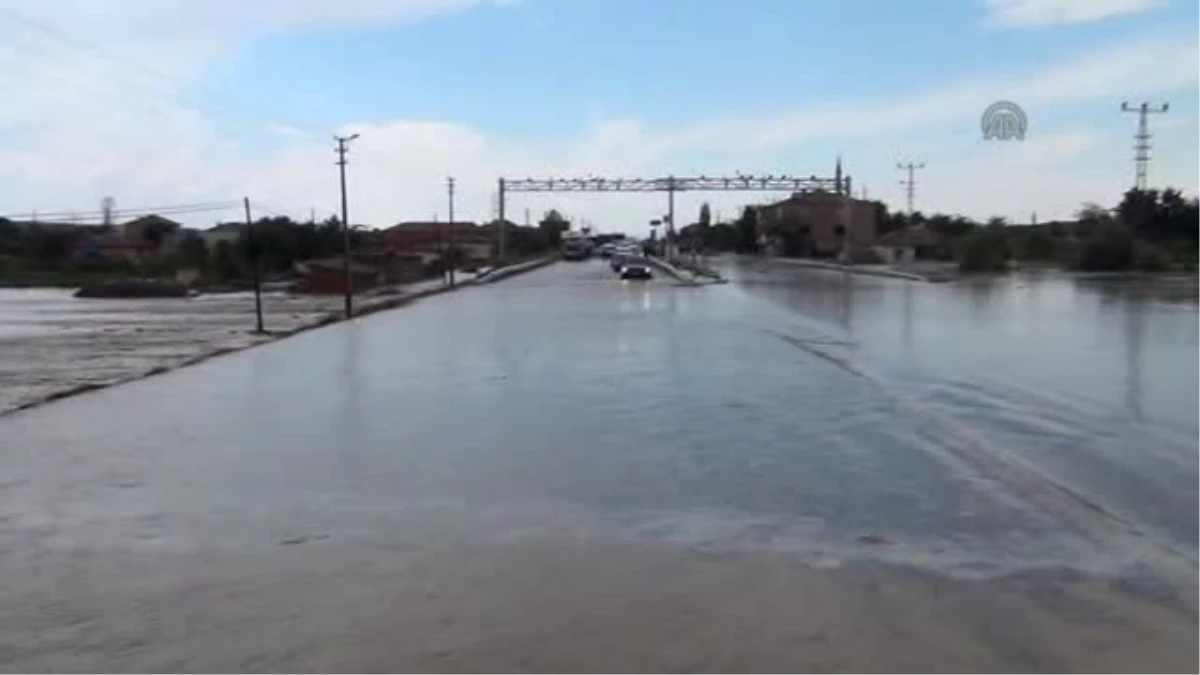 Yozgat\'ta Şiddetli Yağmur Karayolunu Kapattı