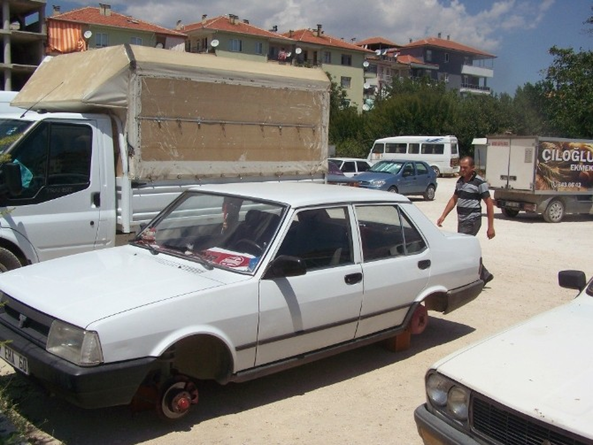 Aracının Lastiği Çalınınca Şoke Oldu