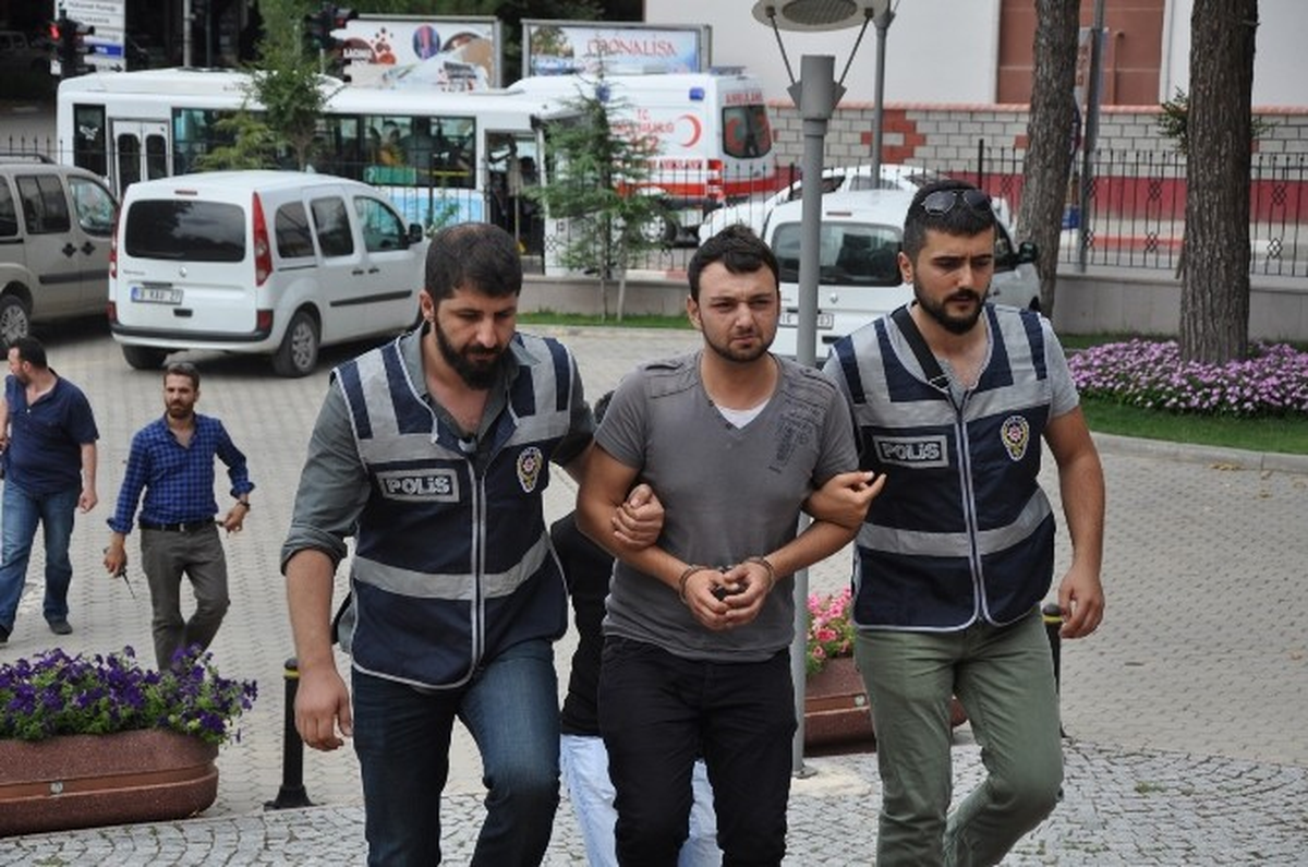 Arkadaşının Boğazını Kesip Arabasını Kundakladı