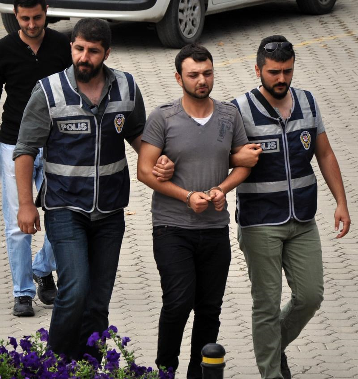 Arkadaşının Boğazını Kesip Aracını Ateşe Verdi