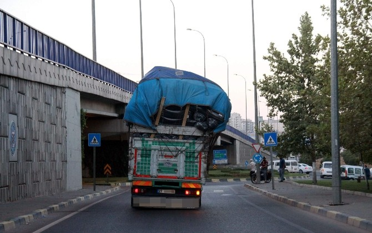 Aşırı Yüklü Kamyon Yürekleri Ağza Getirdi