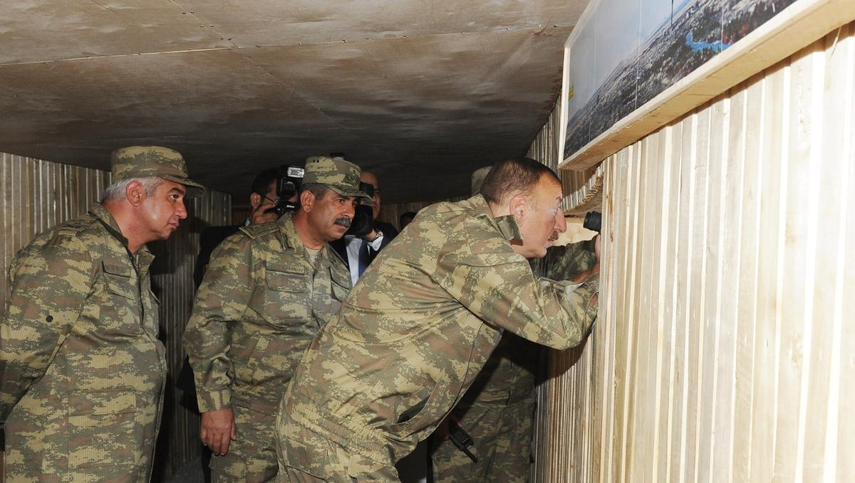 Azerbaycan Cumhurbaşkanı Aliyev Cephe Hattında