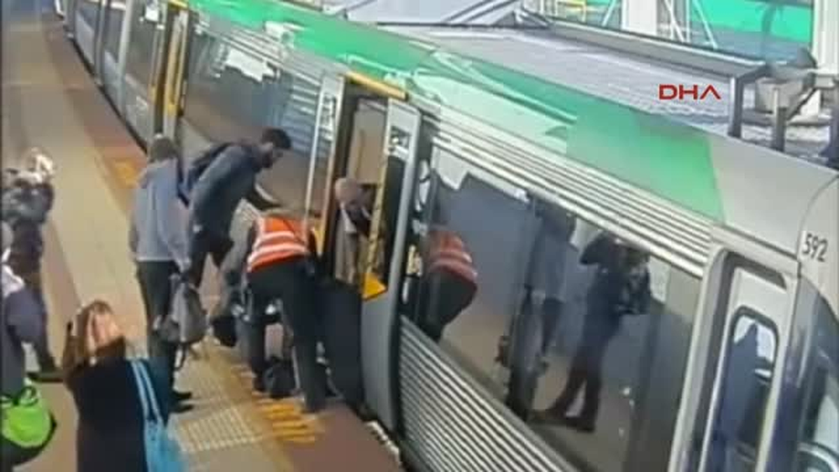Bacağı Sıkışan Yolcu İçin \'Metroyu Kaldırma\' Seferberliği