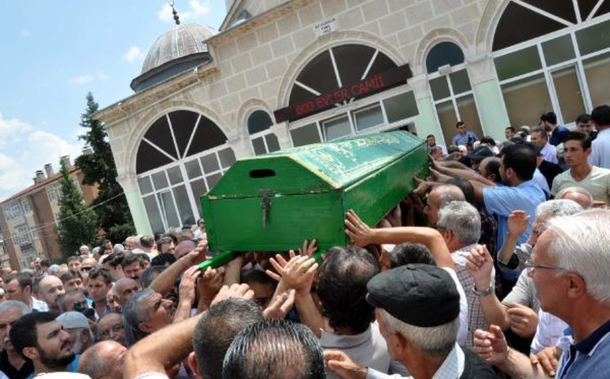 Başkana Mahalleyi Gezdirirken Ölen Muhtar Toprağa Verildi