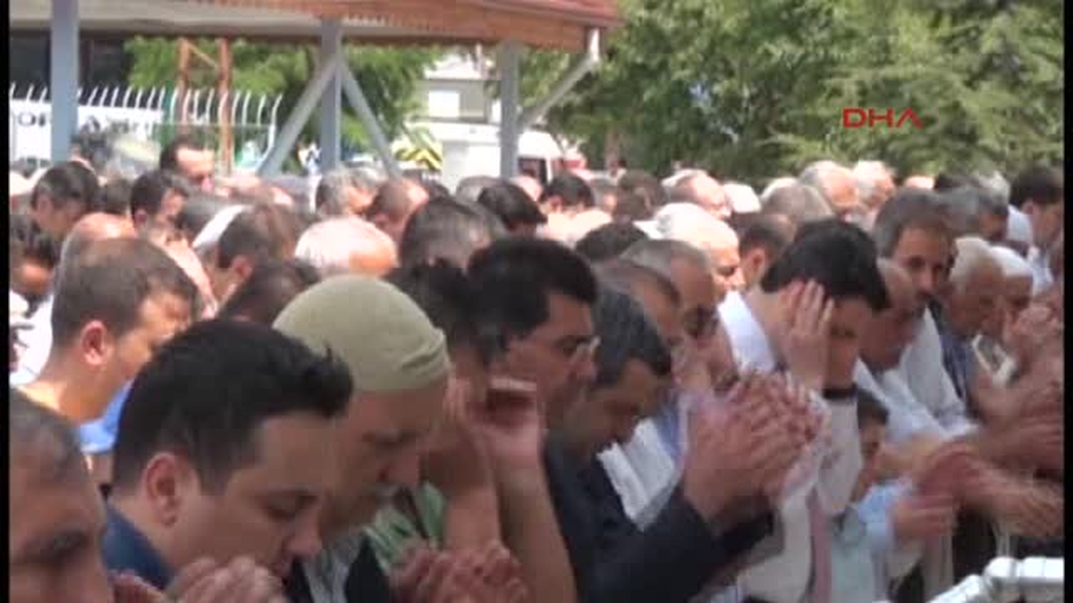 Başkana Mahalleyi Gezdirirken Ölen Muhtar Toprağa Verildi