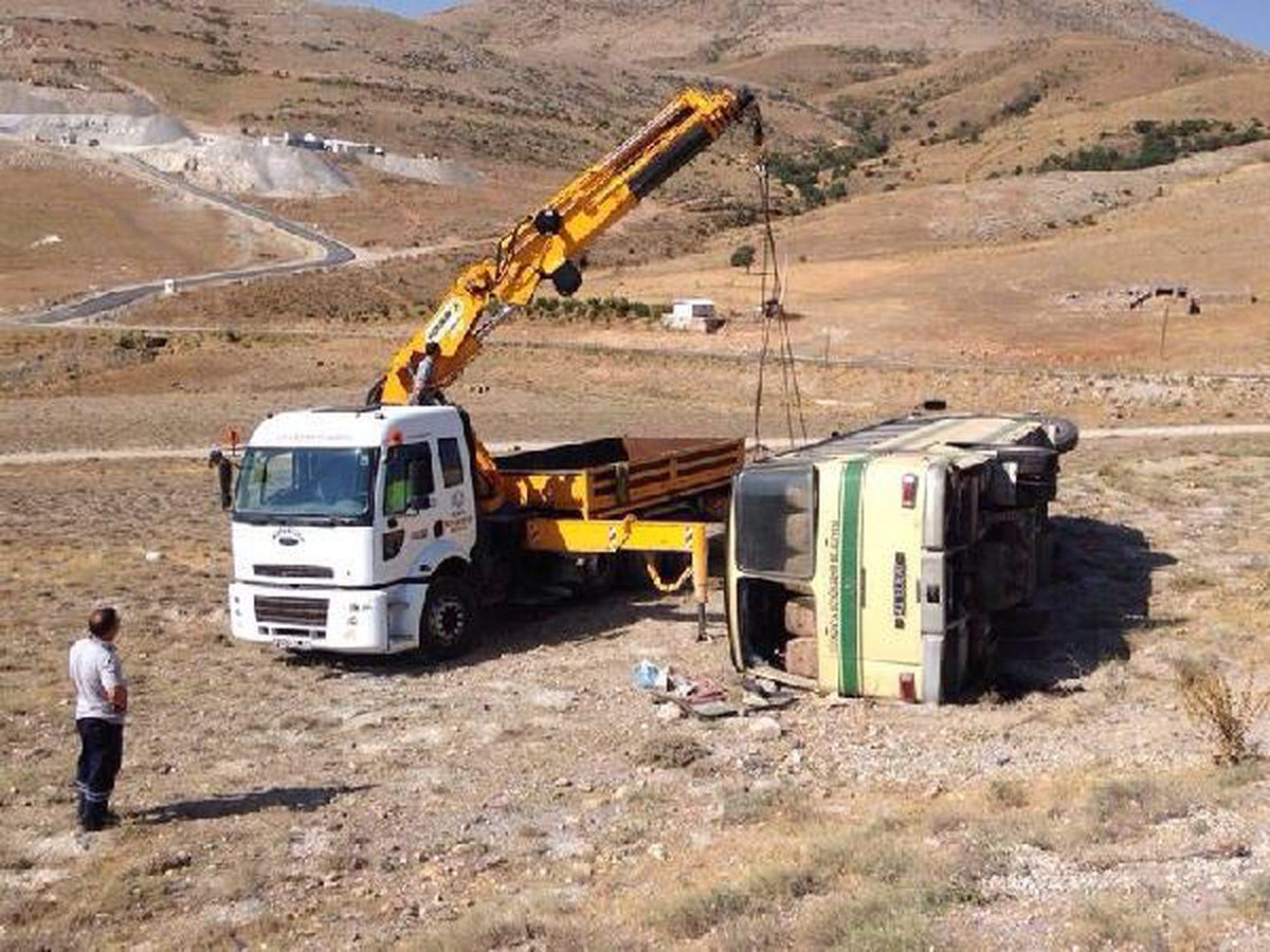 Belediye Otobusu Devrildi: 14 Yaralı