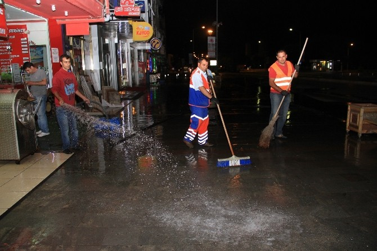 Belediye Temizlik Ekipleri Gece Gündüz Çalışıyor