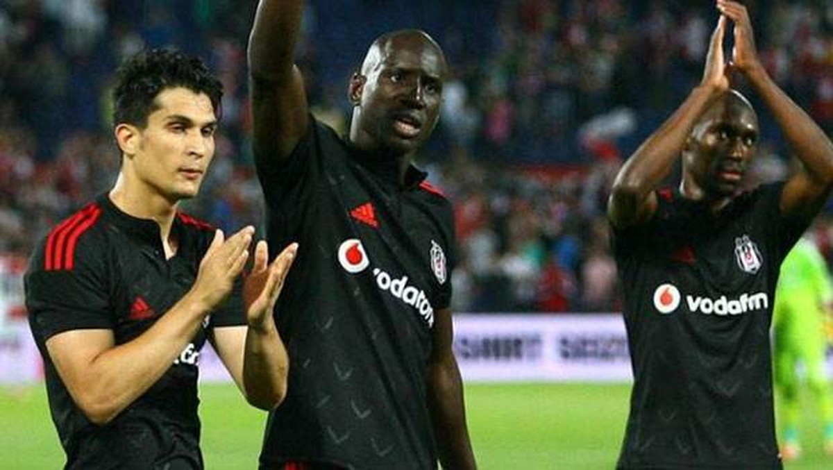 Beşiktaş'lı Taraftarların Demba Ba Çılgınlığı
