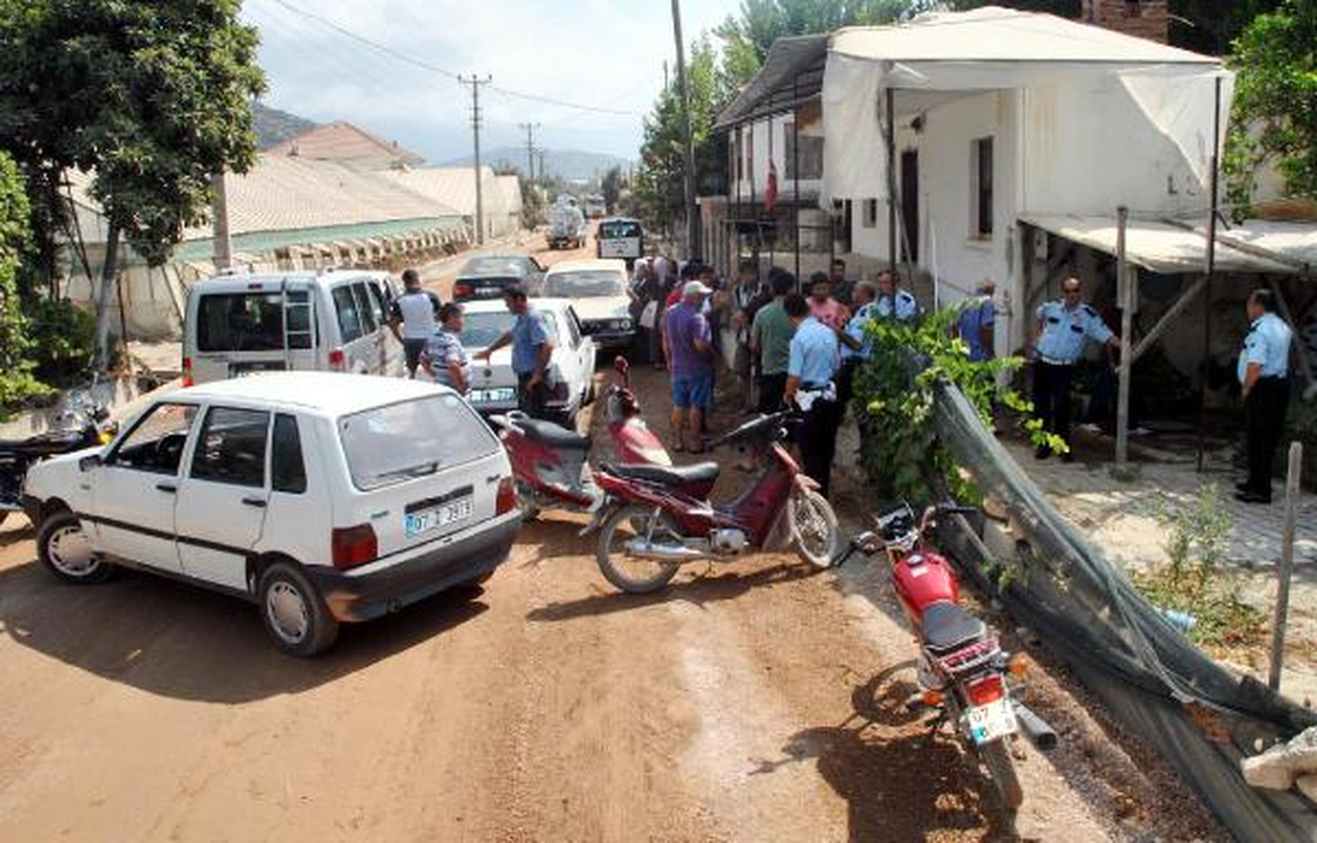 Çiftçiler Seraları İçin Karayolunu Trafiğe Kapattı