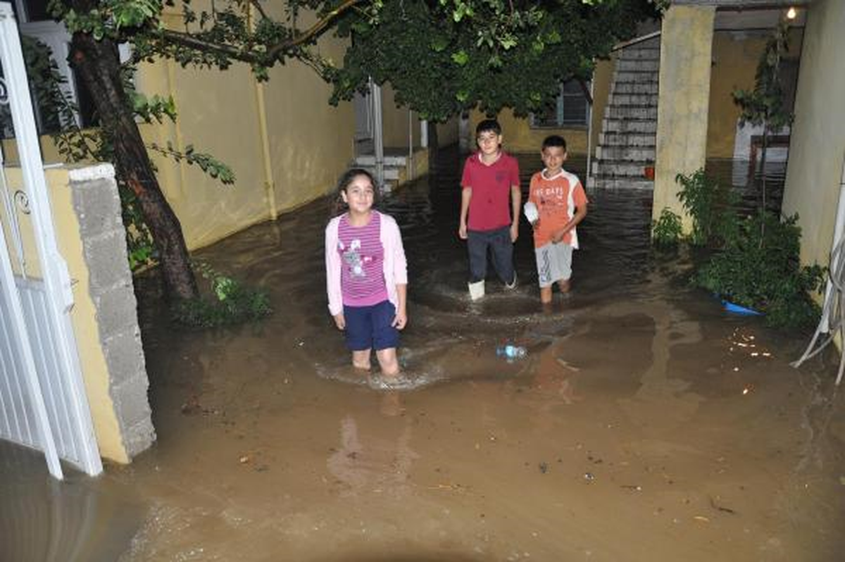 Adana\'da Dereden Taşan Su Caminin Avlusuna Doldu