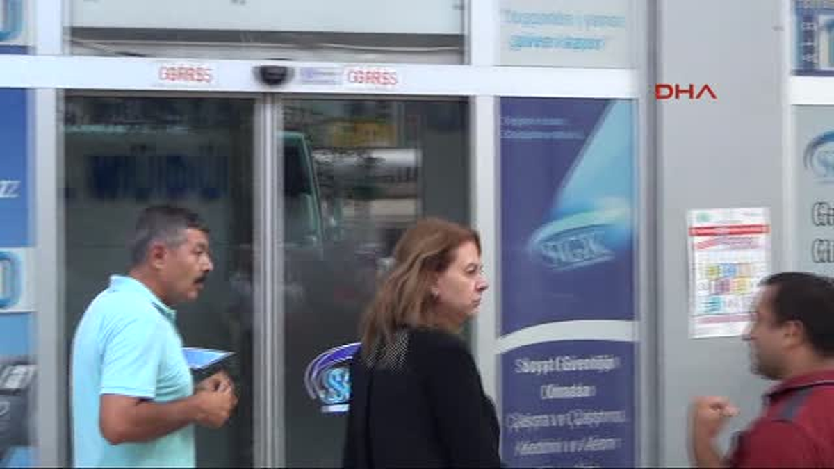 Manisa Esnafının SGK\'nın Satılık Afişine Tepki