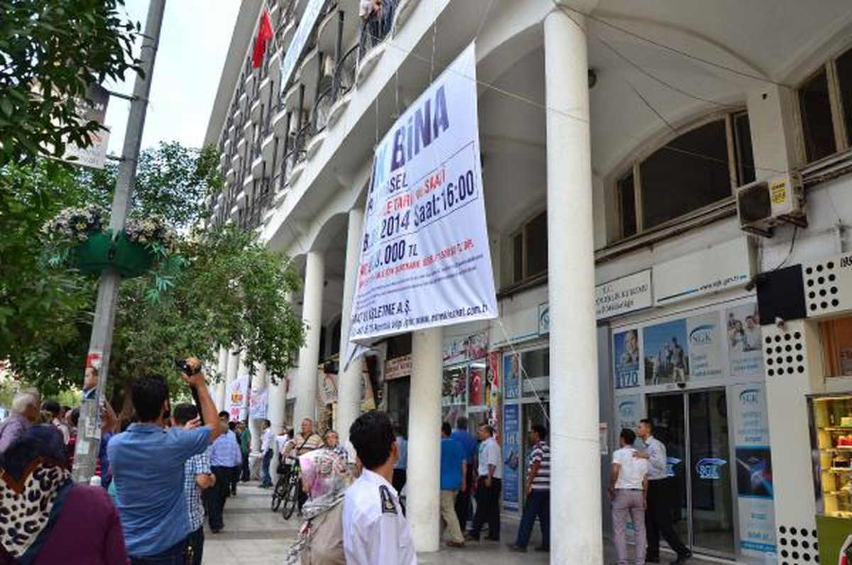 Manisa\'da Esnaftan SGK Binasının Satılık Afişine Tepki