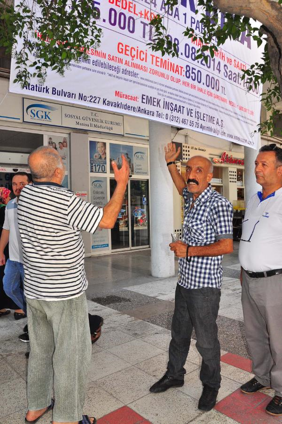 Esnaftan SGK Binasının Satılık Afişine Tepki