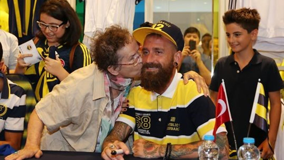 Fenerbahçeli Futbolcular İmza Gününde