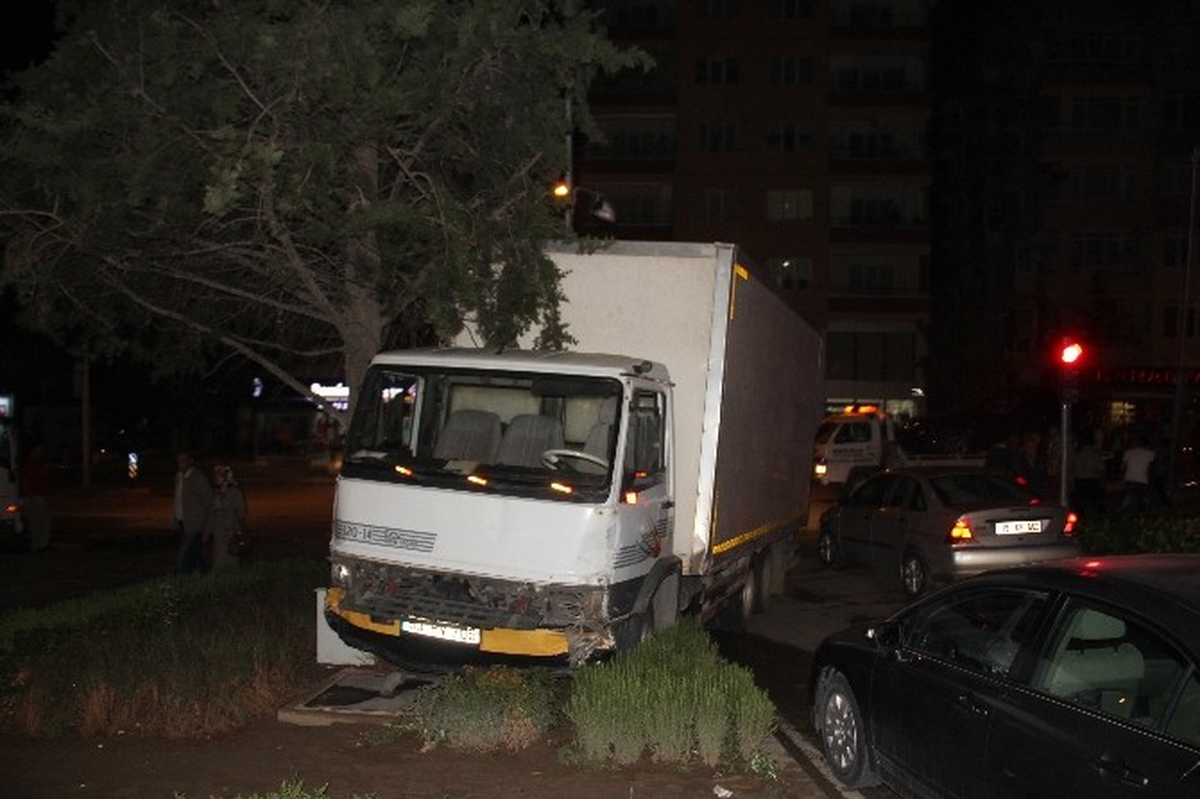 Freni Boşalan Kamyonet Kırmızı Işıkta Bekleyen Araçlara Çarptı