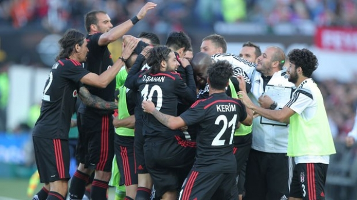 Beşiktaş, Feyenoord İle Oynadığı Maçta İlk Yarıyı 1-0 Önde Bitirdi