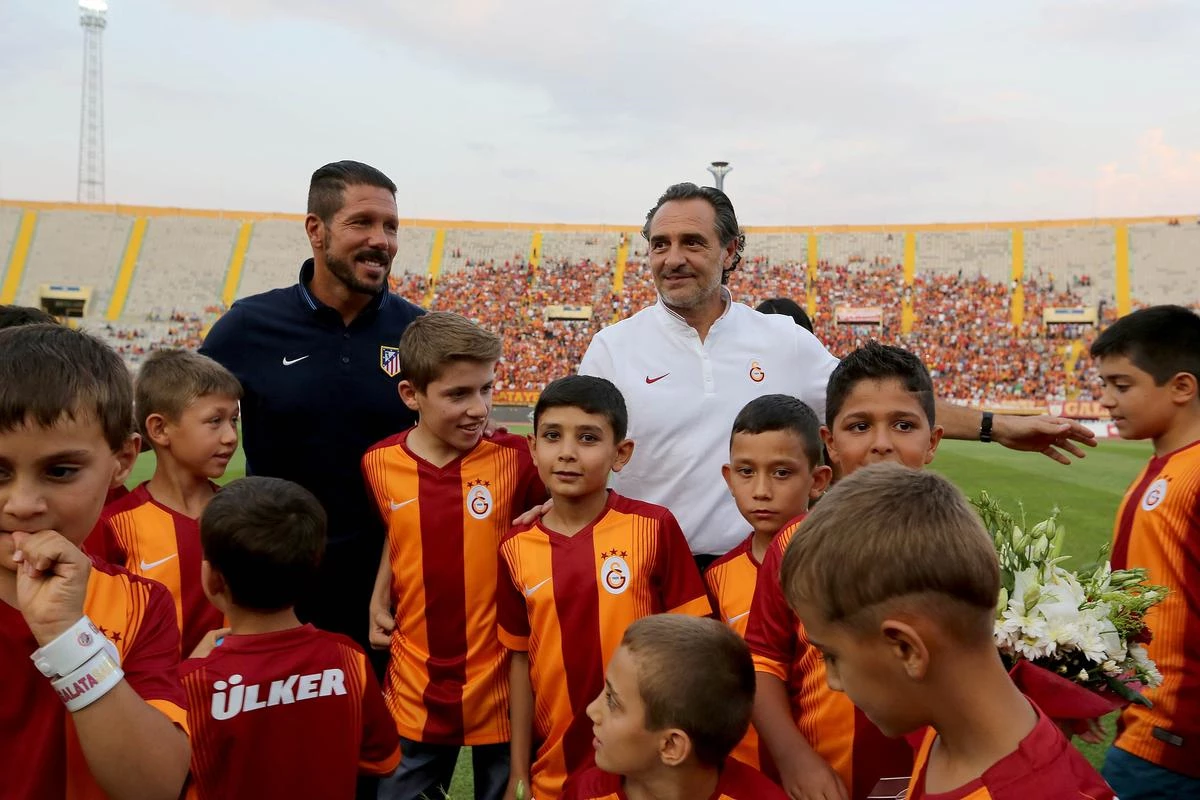Galatasaray ve Madridli Futbolcular Somalı Çocuklarla Buluştu