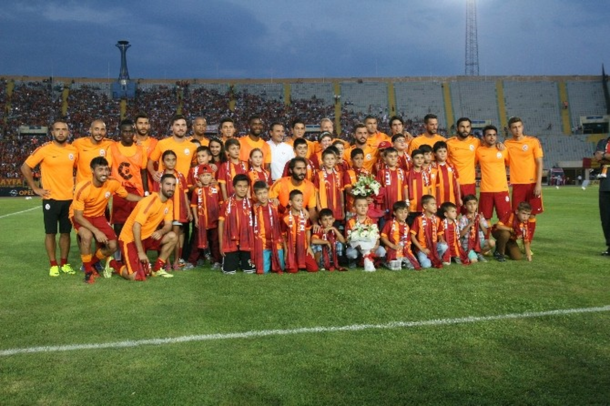Galatasaraylı Futbolcular, Somalı Çocuklara Atkı Hediye Etti