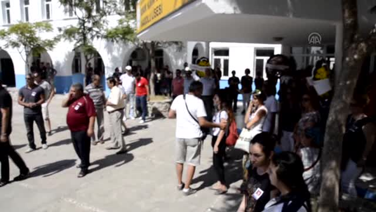 Hayatını kaybeden öğretmene okul bahçesinde tören -