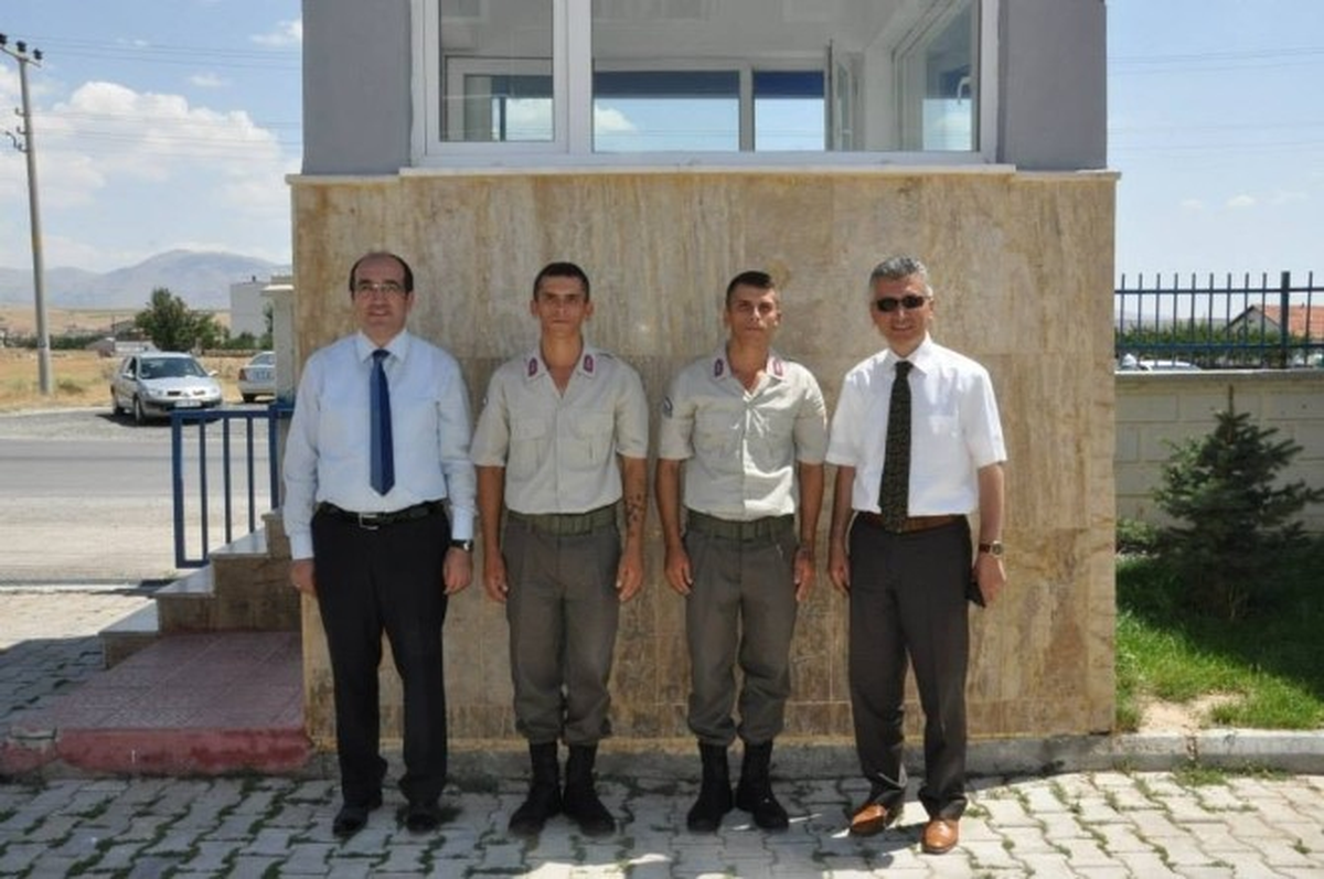 İkiz Kardeşler Aynı Dönem ve Aynı Yerde Askerlik Yapıyorlar