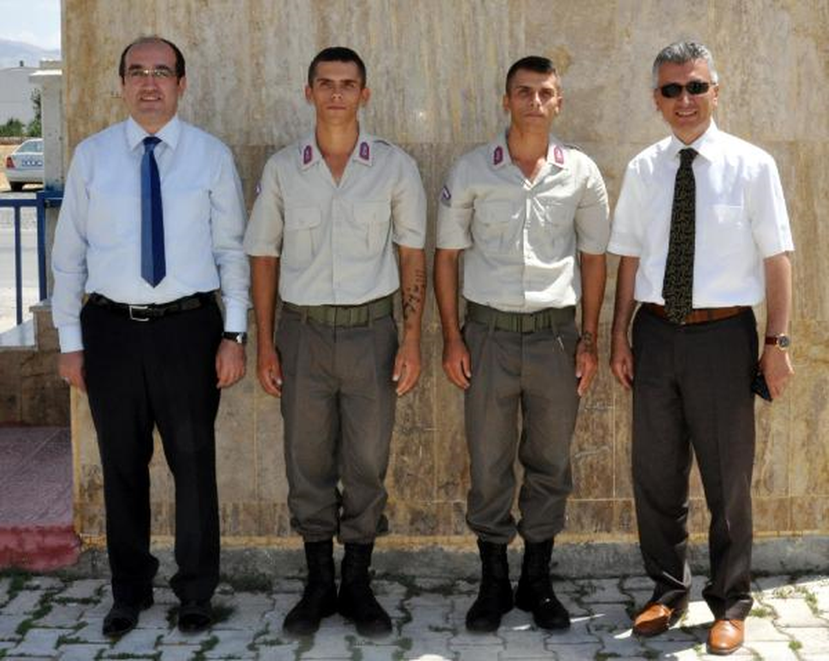 İkiz Kardeşler Aynı Yerde Askerde