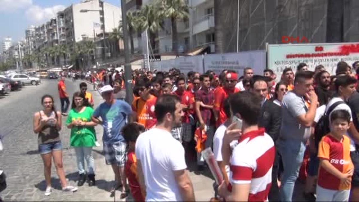 İzmir\'de Galatasaraylı Telles Kuyruğu