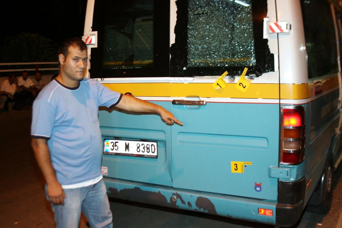 İzmir\'de Yolcu Minibüsüne Pompalı Tüfekle Saldırdılar