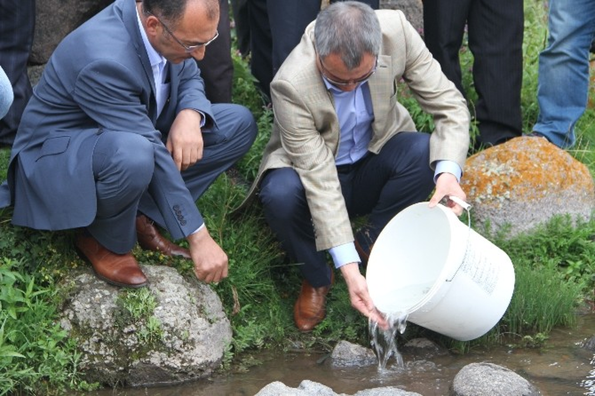Kırmızı Benekliler Derelerle Buluştu
