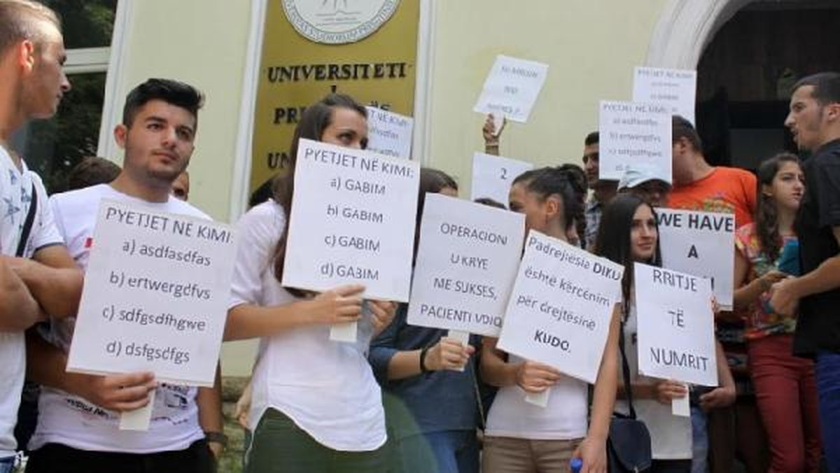 Kosova\'da Öğrencilerden Protesto