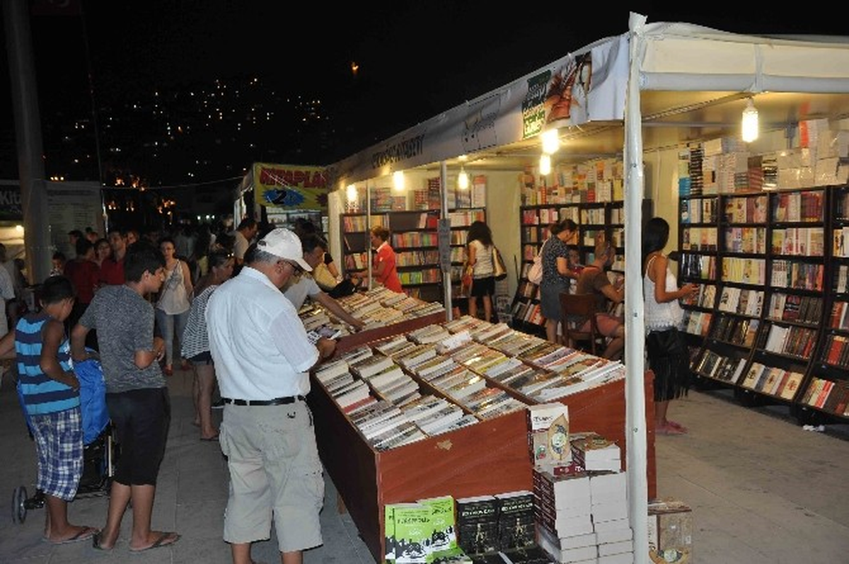Kuşadası\'nda Kitap ve Edebiyat Günleri Başladı