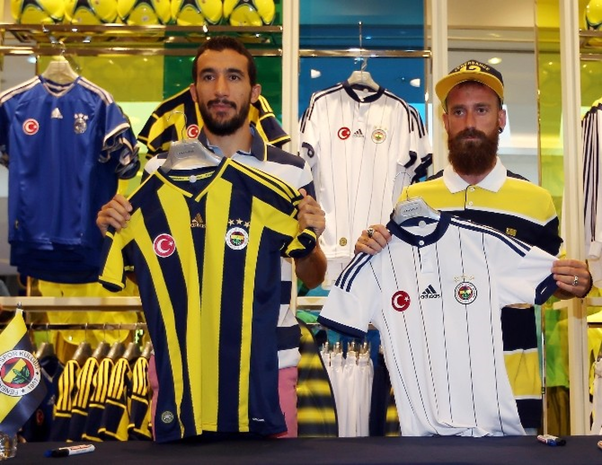 Mehmet Topal ve Raul Meıreles Yeni Sezon Formalarını İmzaladı