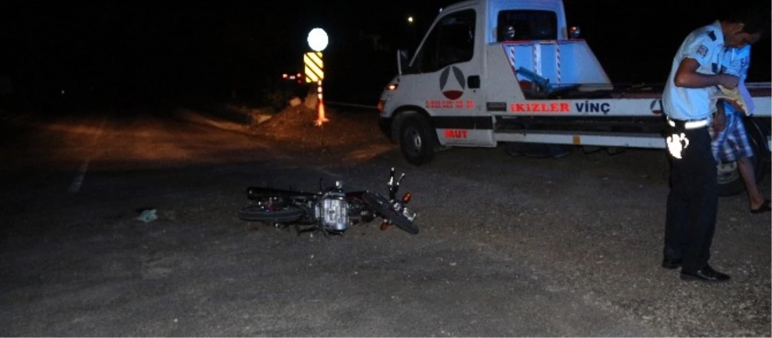 Mersin\'de Minibüsle Motosiklet Çarpıştı: 2 Yaralı