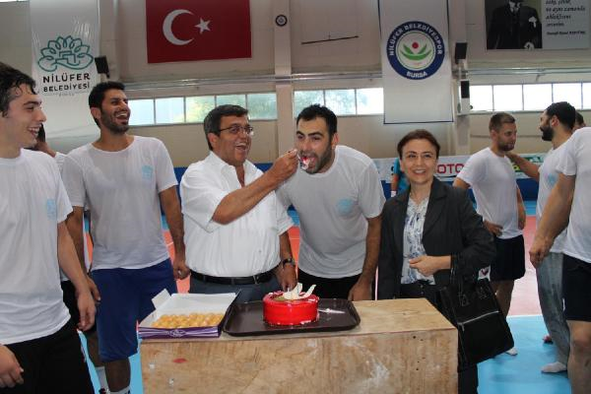 Nilüfer Belediyesporda Çağlayan\'a Doğum Günü Sürprizi