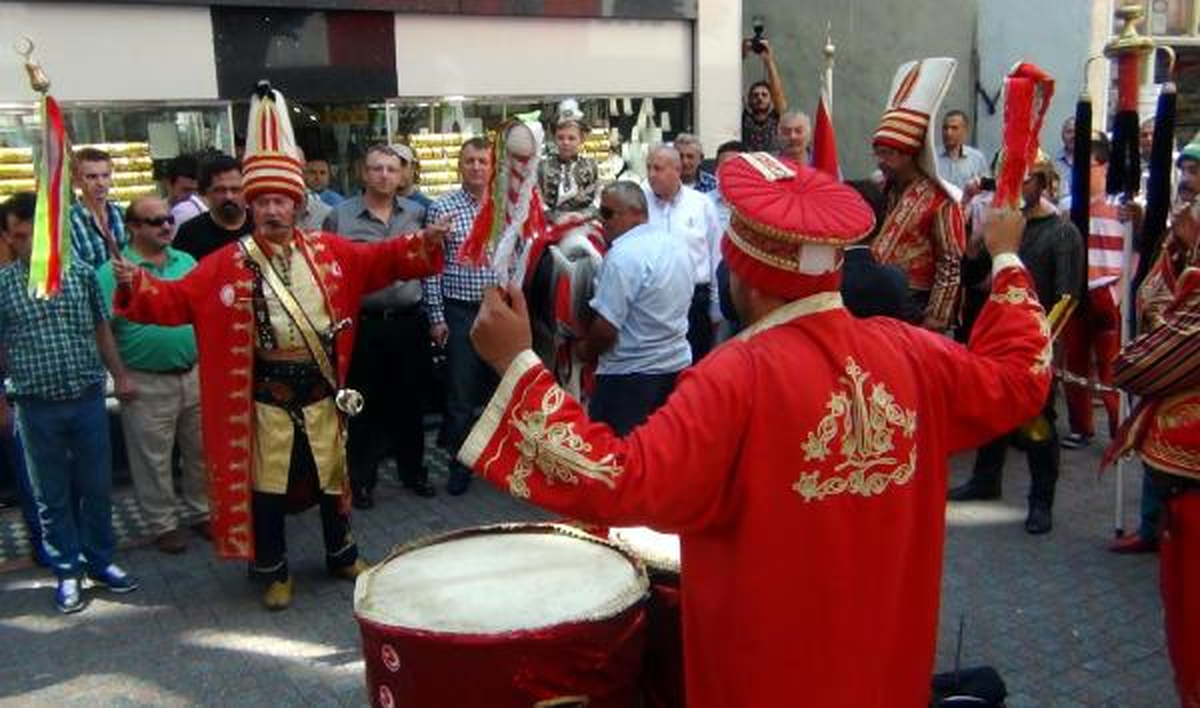 Ereğli\'de Oğluna Mehteranlı, Semazenli Şehzade Düğünü Yaptı