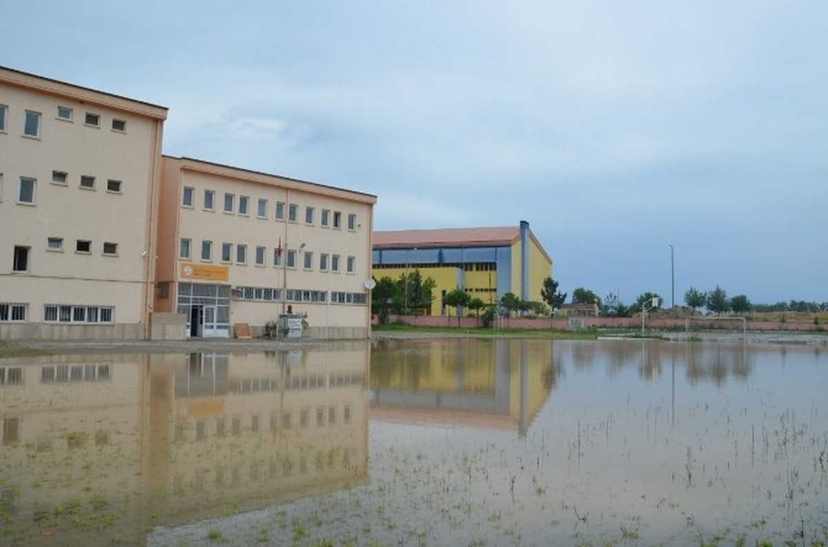 Okulun Bahçesi Göle Dönüştü