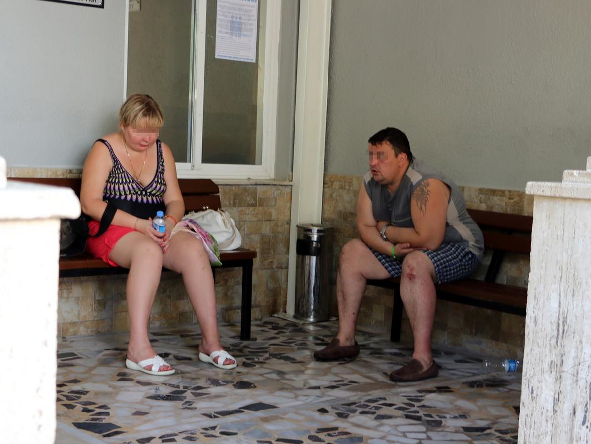 Otelden Atılan Turistler, Karakolu Bar Sandı