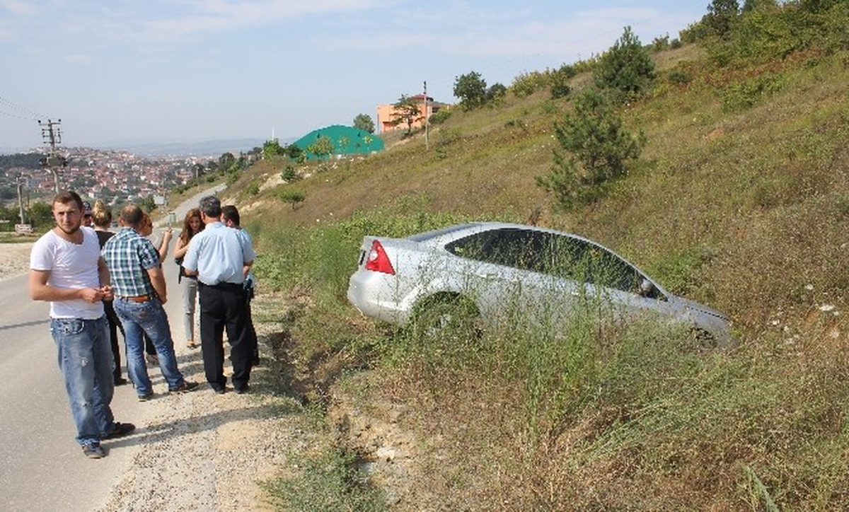 Otomobil Boş Araziye Uçtu