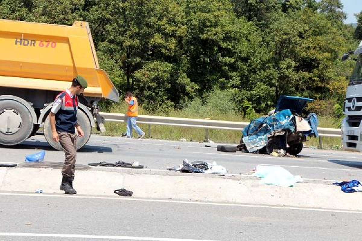 Otomobil İkiye Bölündü: 1 Ölü 6 Yaralı (1)