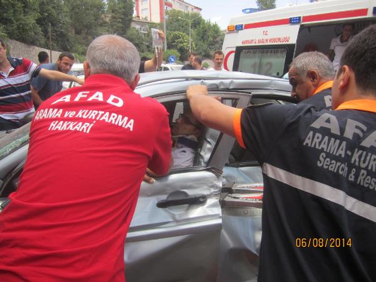 Otomobilde Sıkışan Sürücüyü Afad Ekibi Kurtardı