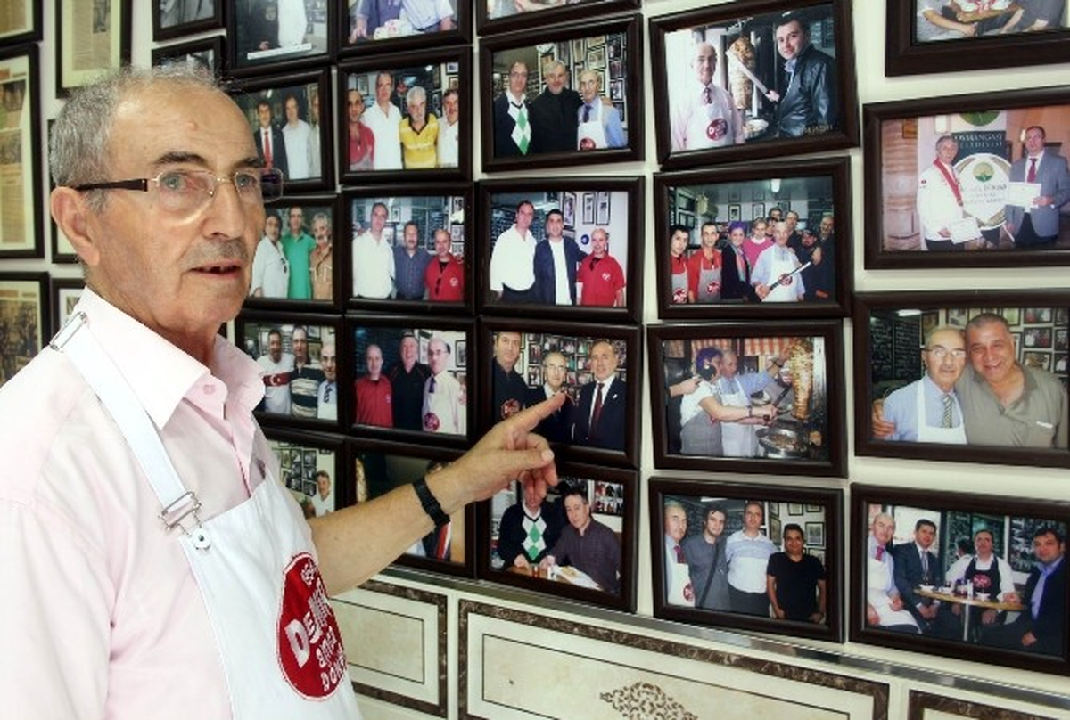 Döner Yiyen 10 Bin Müşterisinin Fotoğrafını Dükkanına Astı