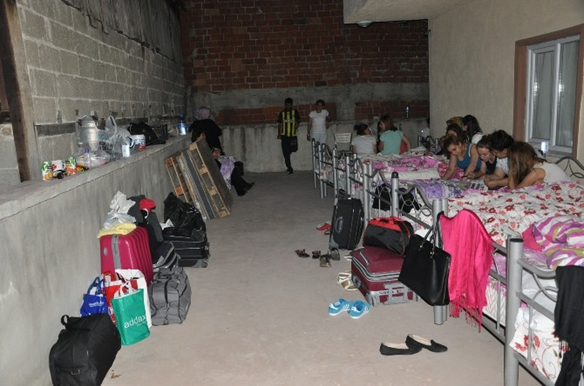 Pansiyonlara Kilit Vuruldu, Öğrenci ve İşçiler Dışarıda Kaldı